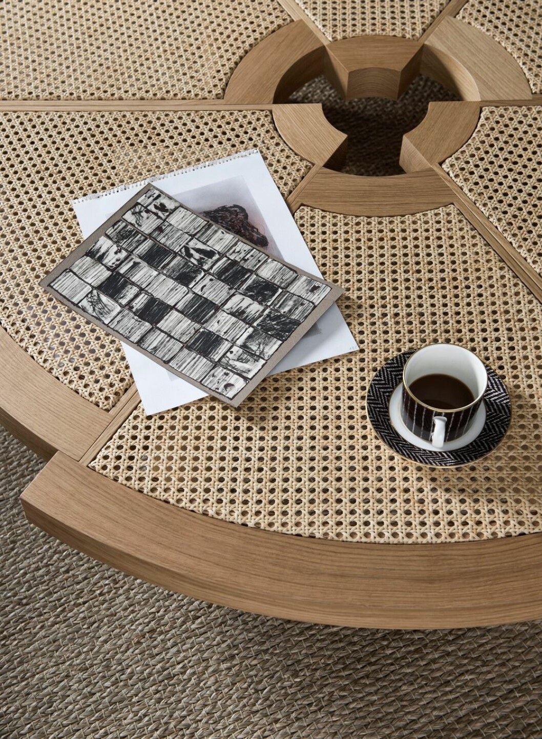Vardagsrummets conversation piece är onekligen bordet Rio av Charlotte Perriand för Cassina.