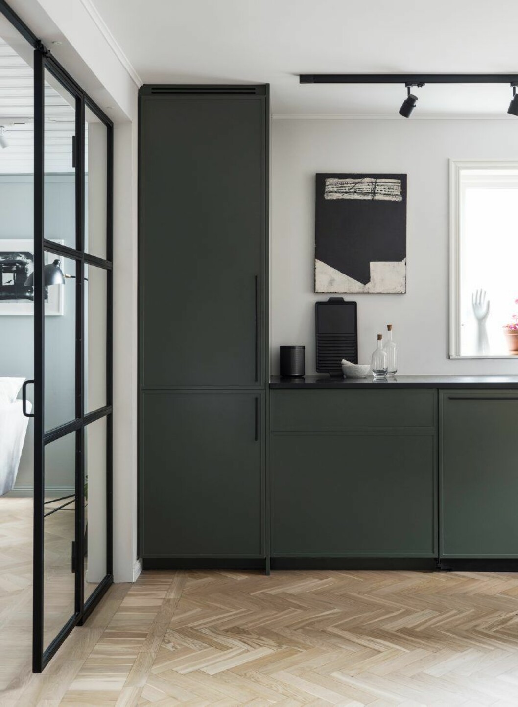 Köksskåp med stommar från Ikea och egendesignade luckor tillverkade av Järfälla kök med detaljer som återkommer på skåp i badrummet och i hallen. Högtalare, Sonos.Stekbord i gjutjärn från Bertazzoni.