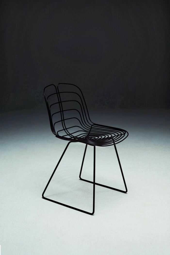 Wired är en hyllning till formgivaren Harry Bertoia av Michael Young. Wired är en hyllning till formgivaren Harry Bertoia av Michael Young.