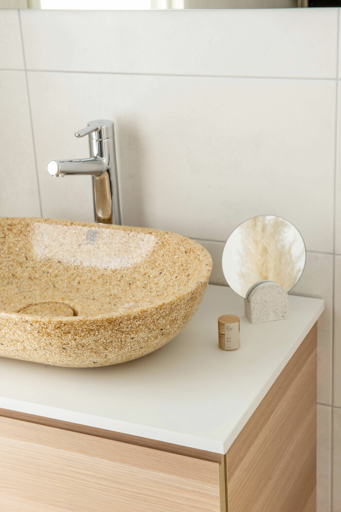 Trätrenden är här för att stanna och kan med fördel integreras i både badrum och kök. Foto: Woodio. Compact living-tips för köket och badrummet, snygga detaljer för badrummet