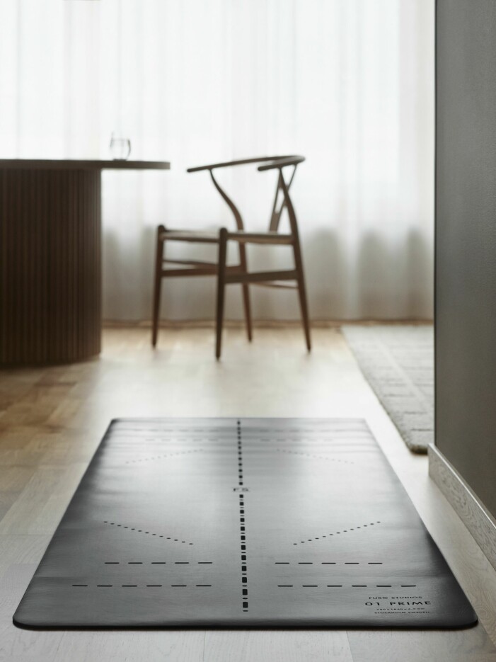 Att praktisera yoga gör dig både fysiskt och mentalt starkare. Yogastudio.