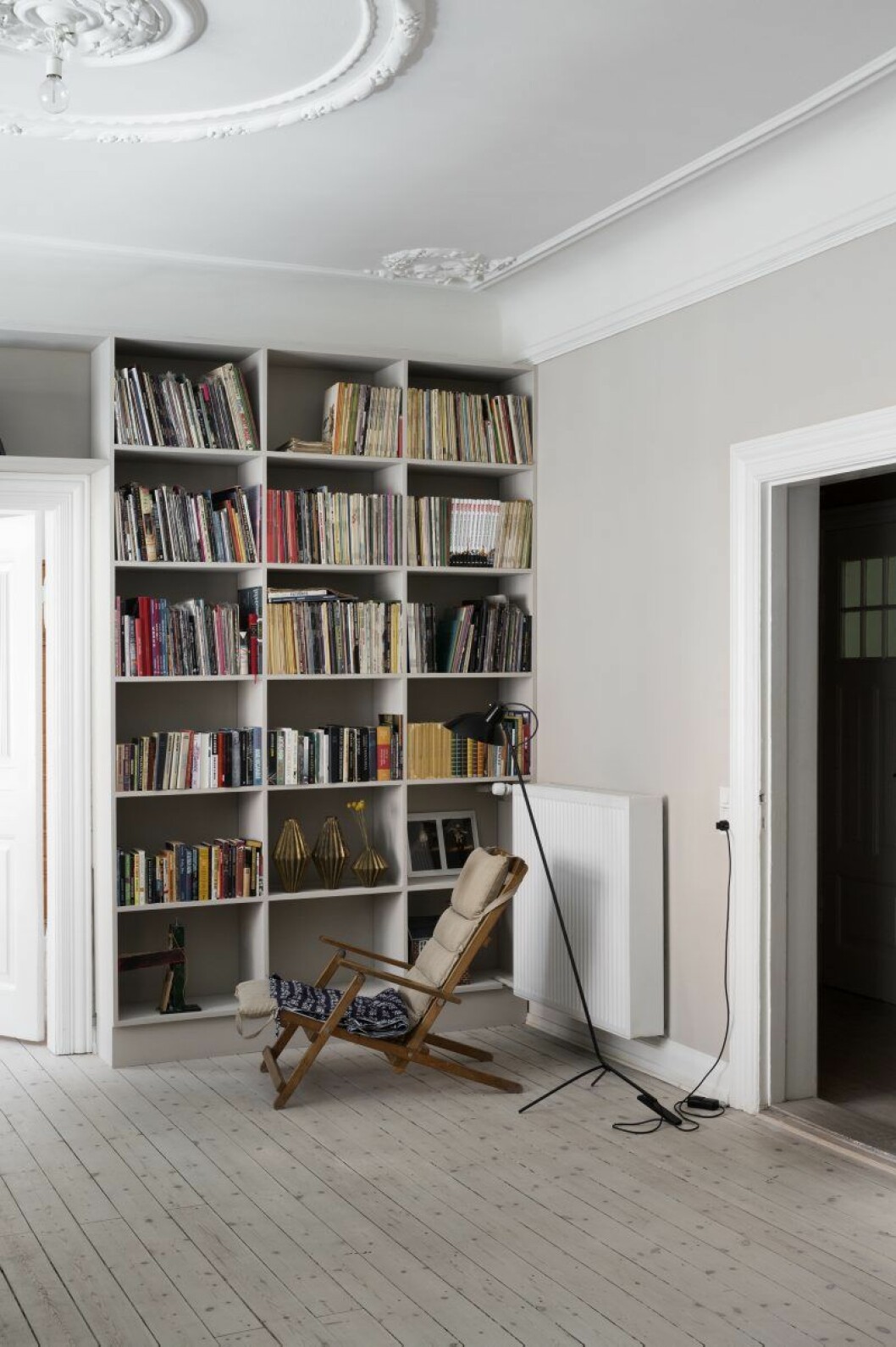 Allt kan målas över. Men inte maken Rasmus däcksstol, design Børge Mogensen, som funnits i familjen i många år. Lampan VV Cinquanta designades av den italienska arkitekten Vittoriano Viganó 1951, och relanserades nyligen av den danska firman Astep. Den platsbyggda bokhyllan är gjord av Københavns Møbelsnedkeri.