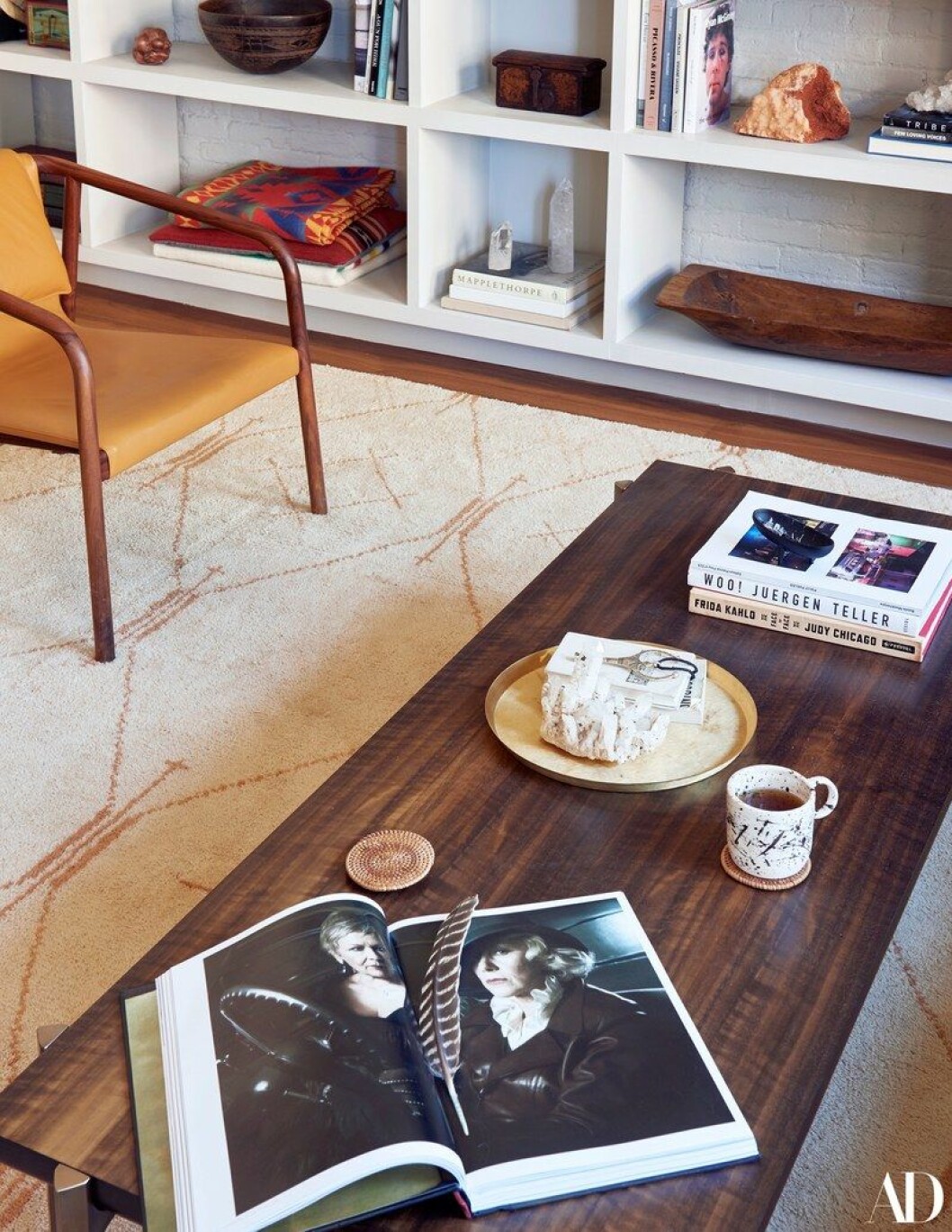 Oslo lounge chair designad av Bernhardt Design. Foto av Kyle Knodell för Architectural Digest. Oslo lounge chair designad av Bernhardt Design.