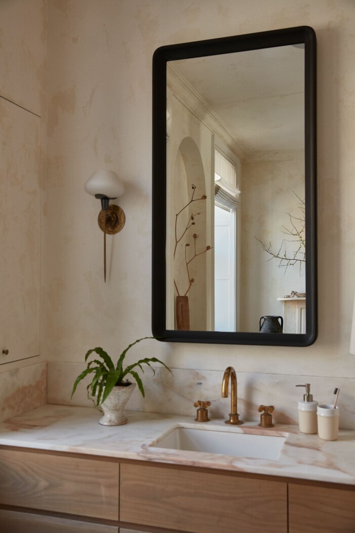 Den kontrasterande trenden kan även göra uttryck i form av speglar i alla hemmets rum. Foto: Zara Home. Inredningstrender sommaren 2021, svarta kontraster