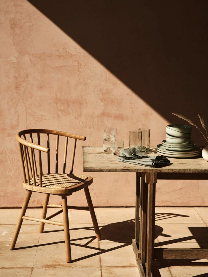 Blanda upp trämaterial och jordighet med färgade glas, ljust porslin och poppiga kontraster. Foto: Zara Home. Så inreder du med Medelhavstrenden sommaren 2021