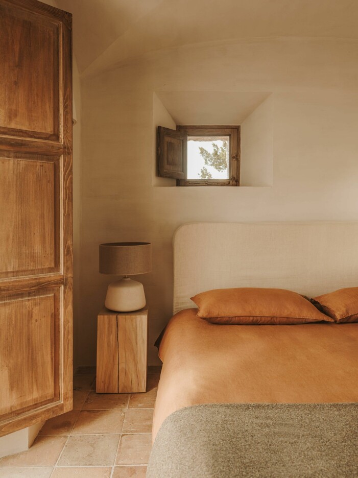 Våga gå all-in och låta trädetaljer, både i form av stora möbler och mindre detaljer, prägla hela miljöer. Foto: Zara Home. I sommar inreder vi med trendigt trä i hela rum
